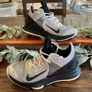 Men's Nike LeBron Witness 4 White Oreo Size 7.5 Basketball Zoom BV7427-1…